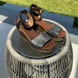 Platform wedges with genuine leather top and pattern. Size 7.5 Hinge brand